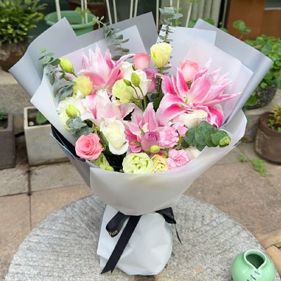 江门9朵玫瑰混搭百合，爱恋纯真无邪