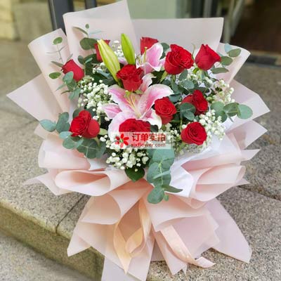 江门11朵红玫瑰百合，全世界里只有一个你